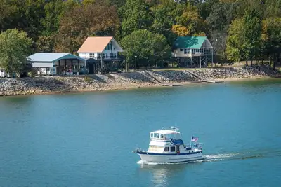 Image de Tn River house, private dock, sleeps 6, located near 2 marinas & a golf course.