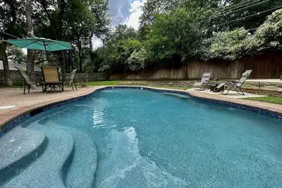 Image de Mid-Cities Oasis: Pool, Hot Tub, and Pet-Friendly