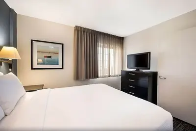Image de Spacious Good-Value Accommodation! 2 Posh Units, Near Central Park Reserve!