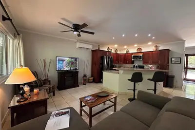 Image de 3 Br condo walking distance to the beach
