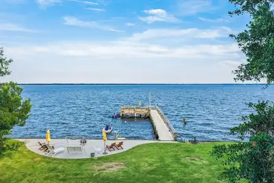 Image de Swimmin’ Hole 2 - lakefront getaway with back porch living, dock & boat launch