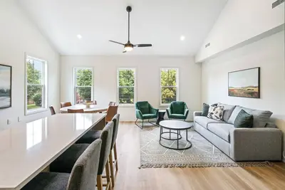 Image de 2 Bedroom Brand New Luxe Niagara Apt for up to 4 ppl