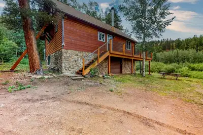 Image de Charming A-frame cabin next to stream on 3 acres