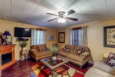 Image de Fishing Cabin Near Lake O’ the Pines - Fenced Dog-Friendly Yard & Firepit
