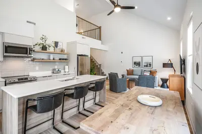 Image de 2 Bedroom New Stylish Apt for up to 6 ppl in Niagara-on-the-Lake