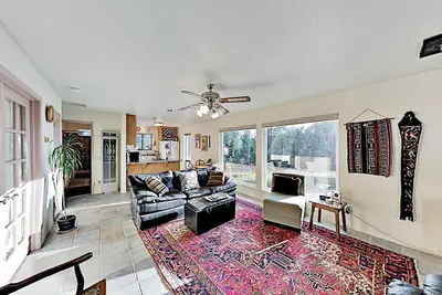 Image de Mountain-view vineyard cottage with private hot tub, dining deck with grill
