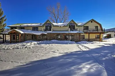 Image de 2. 5-acre estate boasting 6, 000 Sq. feet, with private hot tub & chef's kitchen