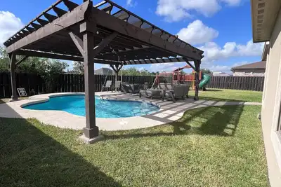 Image de Stately retreat with backyard oasis - pool, inviting patio - plus modern kitchen