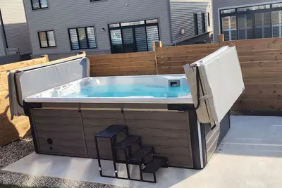Image de Luxury 4 bedroom modern home sleep 8-10 people 3-4 parking spot