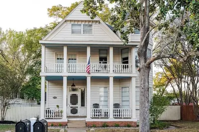 Image de The Ramona House w/ Cowboy Pool! Walk to Downtown!
