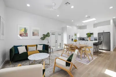 Image de Brand New Build, Luxurious, Bright, Cozy Staycation, 20 mins to Disney, Arcade
