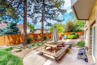 Image de Dog-friendly home with large, enclosed yard, gourmet kitchen, & washer/dryer