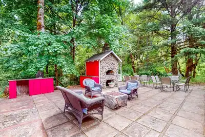 Image de Private property - Main & Guest Home - Creek Views