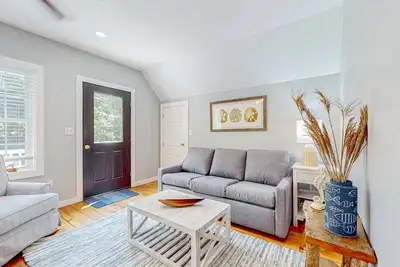 Image de Perfectly located duplex with comfy layout & beach gear - steps from Main Street