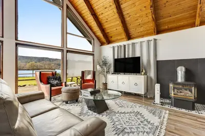 Image de Columbia River Home w/ Dock & Beach Access