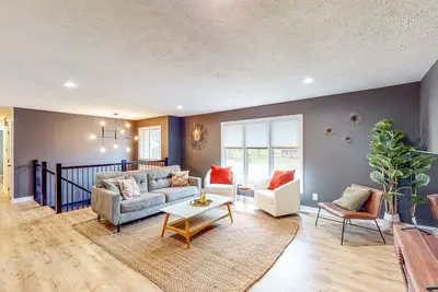 Image de Serene and modern retreat with game room, balcony