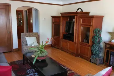 Image de 30+Day❤️Smart Craftsman ❤️ of Downtown | King Double Crib | Bbq, Patio Set + Fen