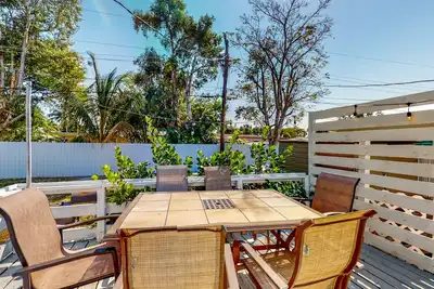 Image de Centrally Located - Enclosed Yard, Deck, & Grill