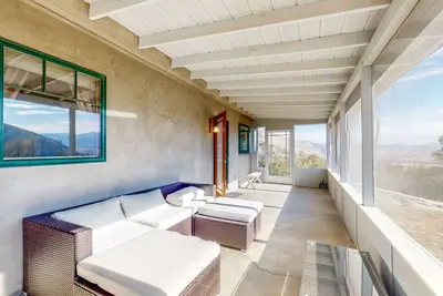 Image de Custom-crafted acreage with sunroom & clawfoot tub