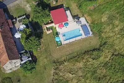 Image de Belle maison de vacances avec piscine privée et vue
