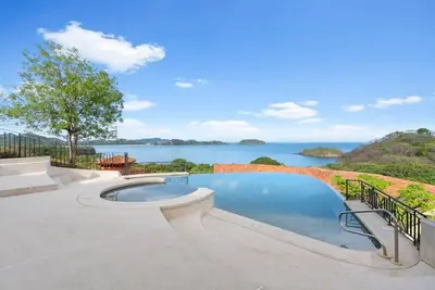 Image de 3-Bd Ocean-View Condo, Walk to Beach