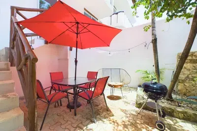 Image de Boho Chic 2br Apt w\/ Private Patio, Sleeps 7, Pool & Parking Available