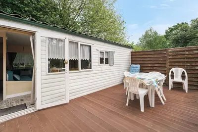 Image de Mobilhome 'Mobilhome Capacité 2 À 4 Personnes' avec piscine partagée et terrasse privée