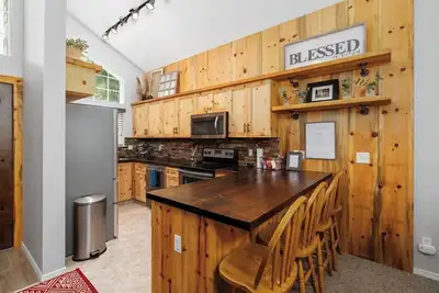 Image de This house is a 3 bedroom(s), 2 bathrooms, located in Shaver Lake, Ca.