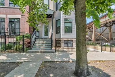 Image de Spacious Wrigley Duplex | Large Entertainment Room