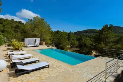 My Rental Homes | Villa Cusriosity with garden and infinity pool