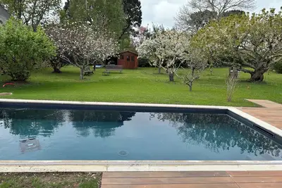 Image de Ile de Berder à pied et beau verger dans un parc clos, piscine.