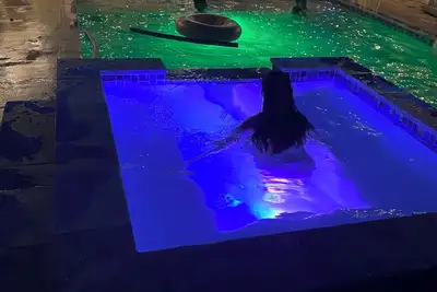 Image de Private Pool, Gazebo, Firepit, and Hot Tub. Optional Guest Suite