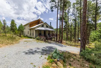 Image de Hidden Forest Lodge | Tranquil Cabin Escape, Close to Town!