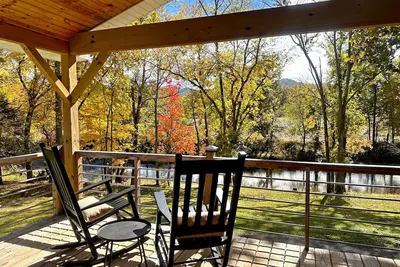 Image de Pet-Friendly Riverfront Retreat w/ Hot Tub, Pool Table + Biltmore Pass