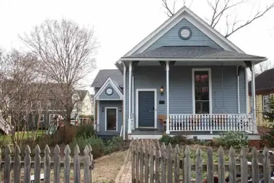 Image de Historic Oakwood Old Schoolhouse, walk downtown!