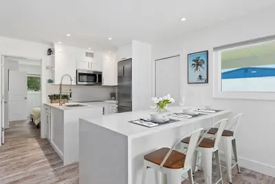 Image de Location & Comfort- Coastal Meets Contemporary