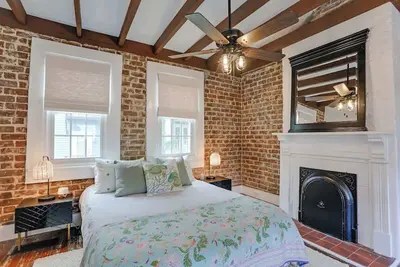 Image de Cozy Historic 1790 Guest House Steps to River St