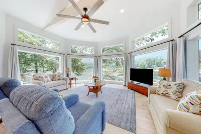 Image de Lakefront dream stay with dock, three kayaks, paddleboard, & grill - near golf