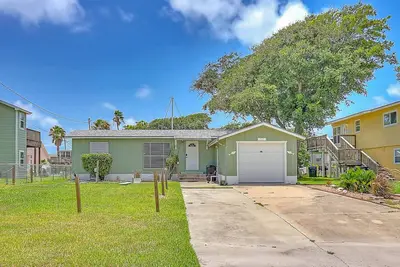 Image de Port Paradise | Snowbird-friendly house in Rockport with water views