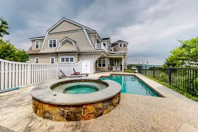 Image de Exquisite oceanfront home with pool, pool spa, balcony, kayaks, & W/D