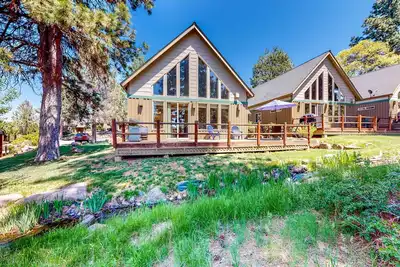 Image de Tree-lined cabin with large deck, pool, hot tub, & fireplace - dog-friendly