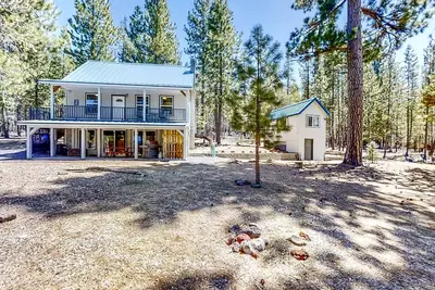 Image de Retreat w\/ firepit, enclosed yard, kitchen, & W\/D
