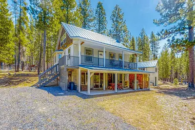 Image de Multiple Unit Retreat w\/ Firepit & Enclosed Yard