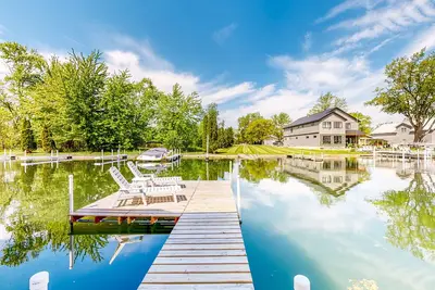 Image de Inviting Lakefront Home with Patio and Dock