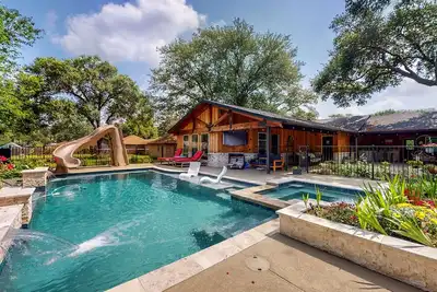 Image de Beautiful Home with pool, fireplace, pool table, hot tub, & W/D
