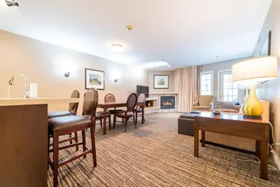 Image de Enjoy Country Club Living in this Modern, Spacious Suite w/ Loads of Amenities\n