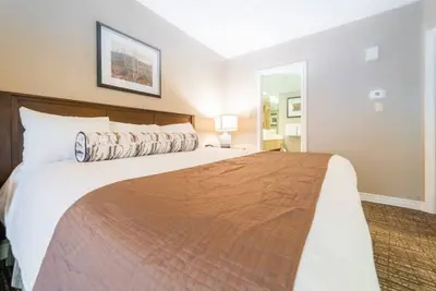 Image de Modern Country Club Townhome w/ Loads of Amenities\n