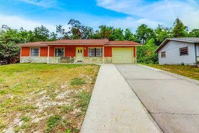 Image de Sunny Retreat - Spacious Yard, Firepit, & Grill