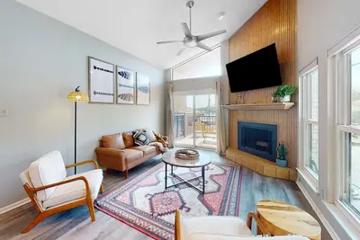 Image de Dog-friendly condo with a gas fireplace, washer/dryer, Ac, & cable Tv