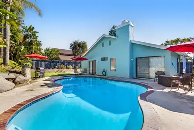 Image de Lovely coastal home with private saltwater pool\/spa, fireplace, bikes, Ping-Pong